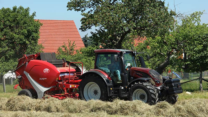 Pressen von Heuballen